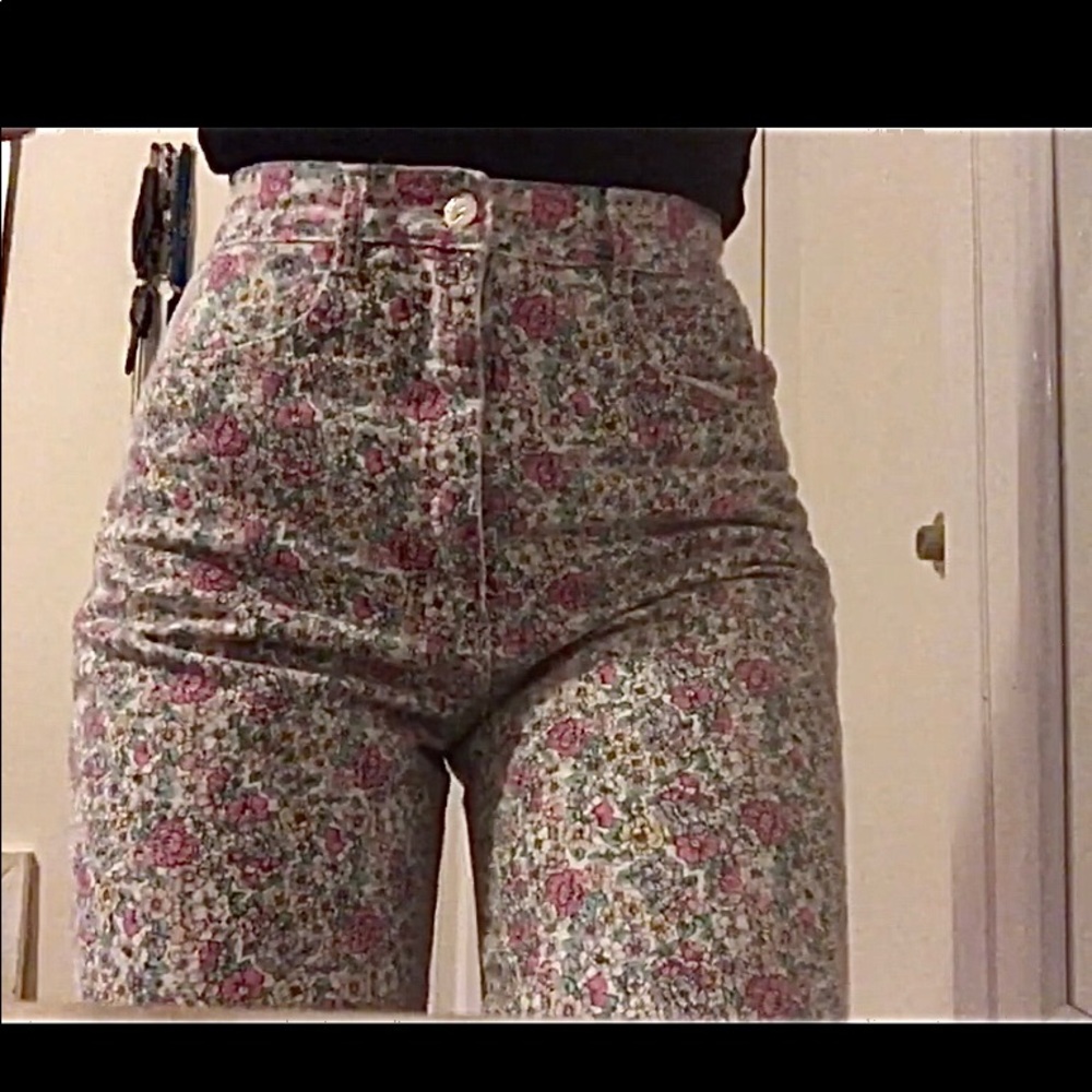 High waisted flower print vintage jeans.